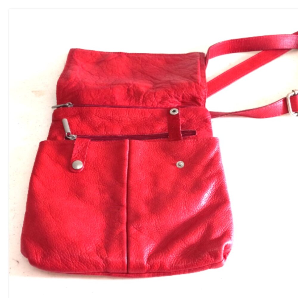 T-Nobile Made in Italy soft leather crossbody purse in vibrant red. - Picture 13 of 14